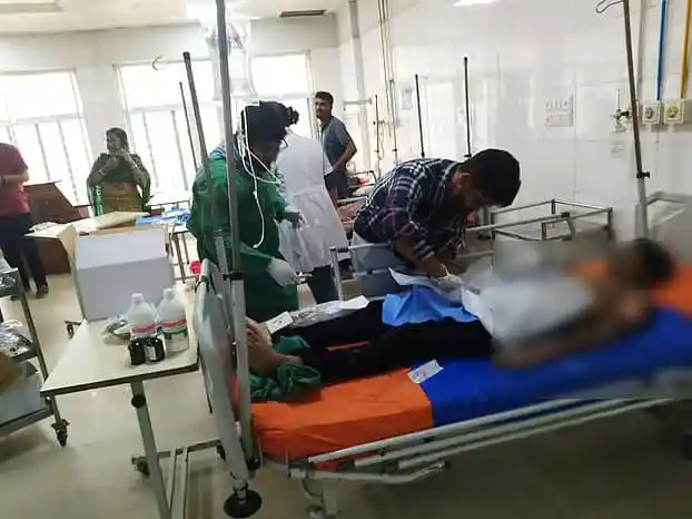 হাসপাতালে আহত ব্যক্তির চিকিৎসা চলছে, চিকিৎসক ও নার্সরা উপস্থিত. Channel i News - চ্যানেল আই নিউজ
