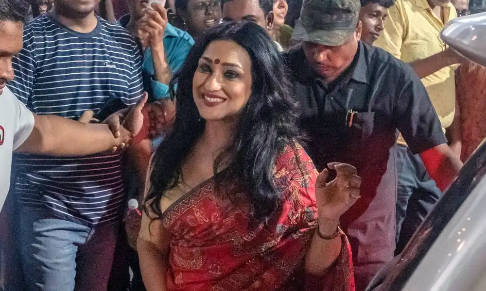 জনপ্রিয় নারী নেতা জনসম্মুখে হাসিমুখে উপস্থিত. Channel i News - চ্যানেল আই নিউজ
