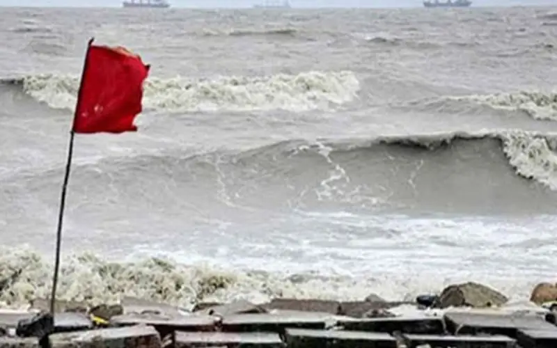 বিপজ্জনক স্রোত ও ঢেউয়ের মধ্যে লাল পতাকা উড়ছে. Channel i News - চ্যানেল আই নিউজ