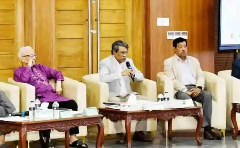 বাংলাদেশের রাজনৈতিক আলোচনা সভা, বক্তা বক্তব্য দিচ্ছেন. Channel i News - চ্যানেল আই নিউজ