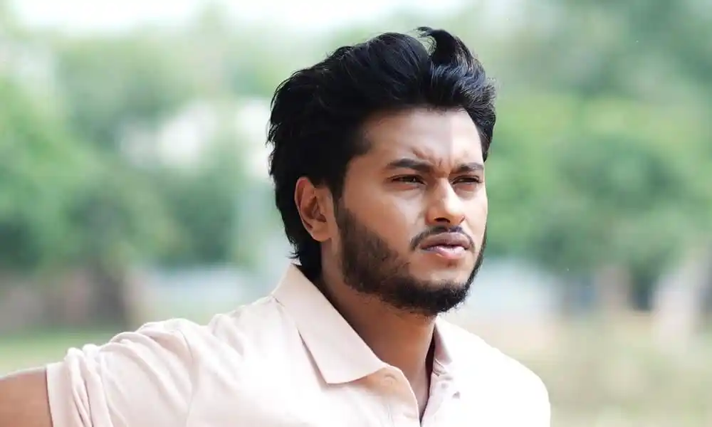 আশর খান নিজেকে শান্ত ও চিন্তিত দেখাচ্ছেন. Channel i News - চ্যানেল আই নিউজ