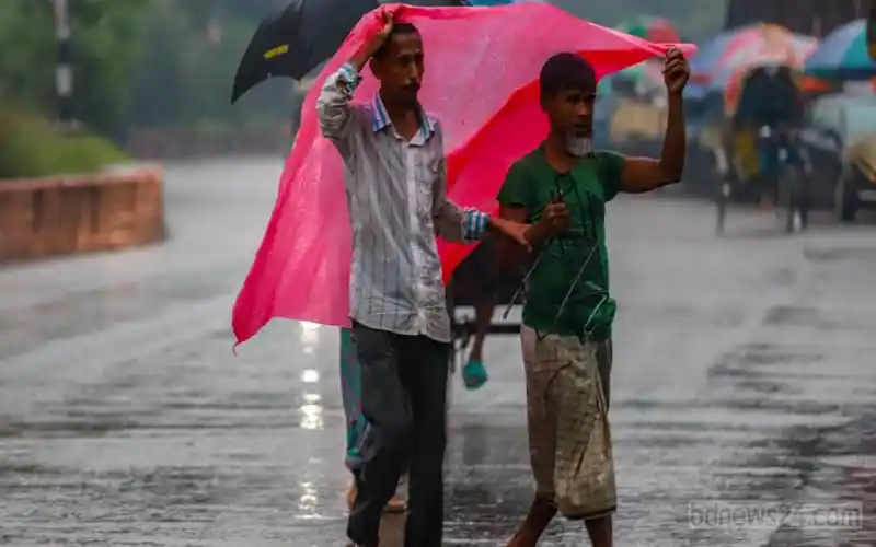 বৃষ্টির সময় পথচারীরা ছাতা নিয়ে হাঁটছেন. Channel i News - চ্যানেল আই নিউজ