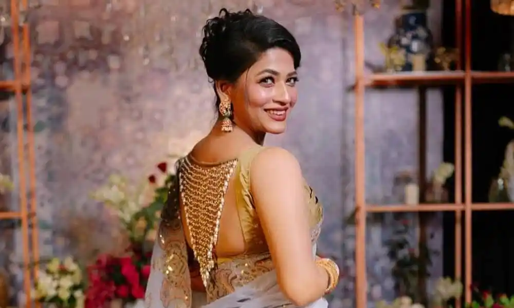 সুন্দর নারী পরিধান করে হাসিমুখে ছবি, পারিবারিক বা উৎসবের ছবি. Channel i News - চ্যানেল আই নিউজ