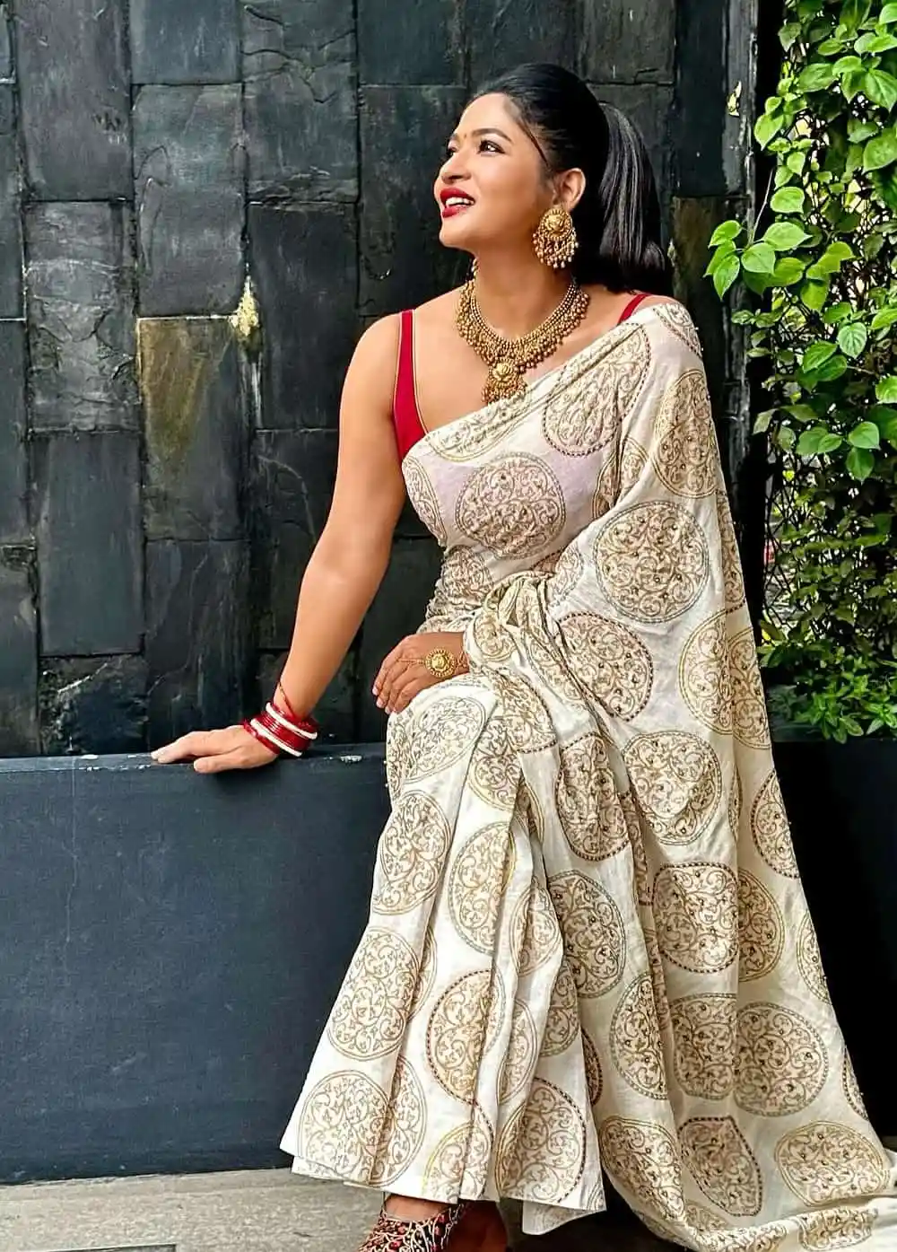 সুন্দর নারী সাদা শাড়ি ও গহনা পরিহিত, হাসিমুখে দাঁড়িয়ে. Channel i News - চ্যানেল আই নিউজ