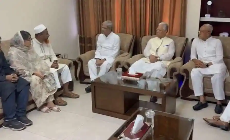 বিএনপি নেতারা পরিবারের সদস্যদের সঙ্গে সাক্ষাৎ করছে।. Channel i News - চ্যানেল আই নিউজ