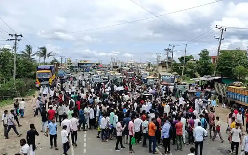 ছাত্ররা চট্টগ্রাম-কক্সবাজার মহাসড়কে অবরোধ করছে. Channel i News - চ্যানেল আই নিউজ