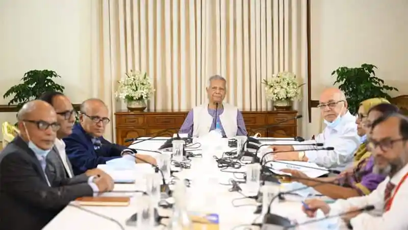 প্রধান উপদেষ্টার সঙ্গে বৈঠকে অংশ নেওয়া কর্মকর্তারা।. Channel i News - চ্যানেল আই নিউজ