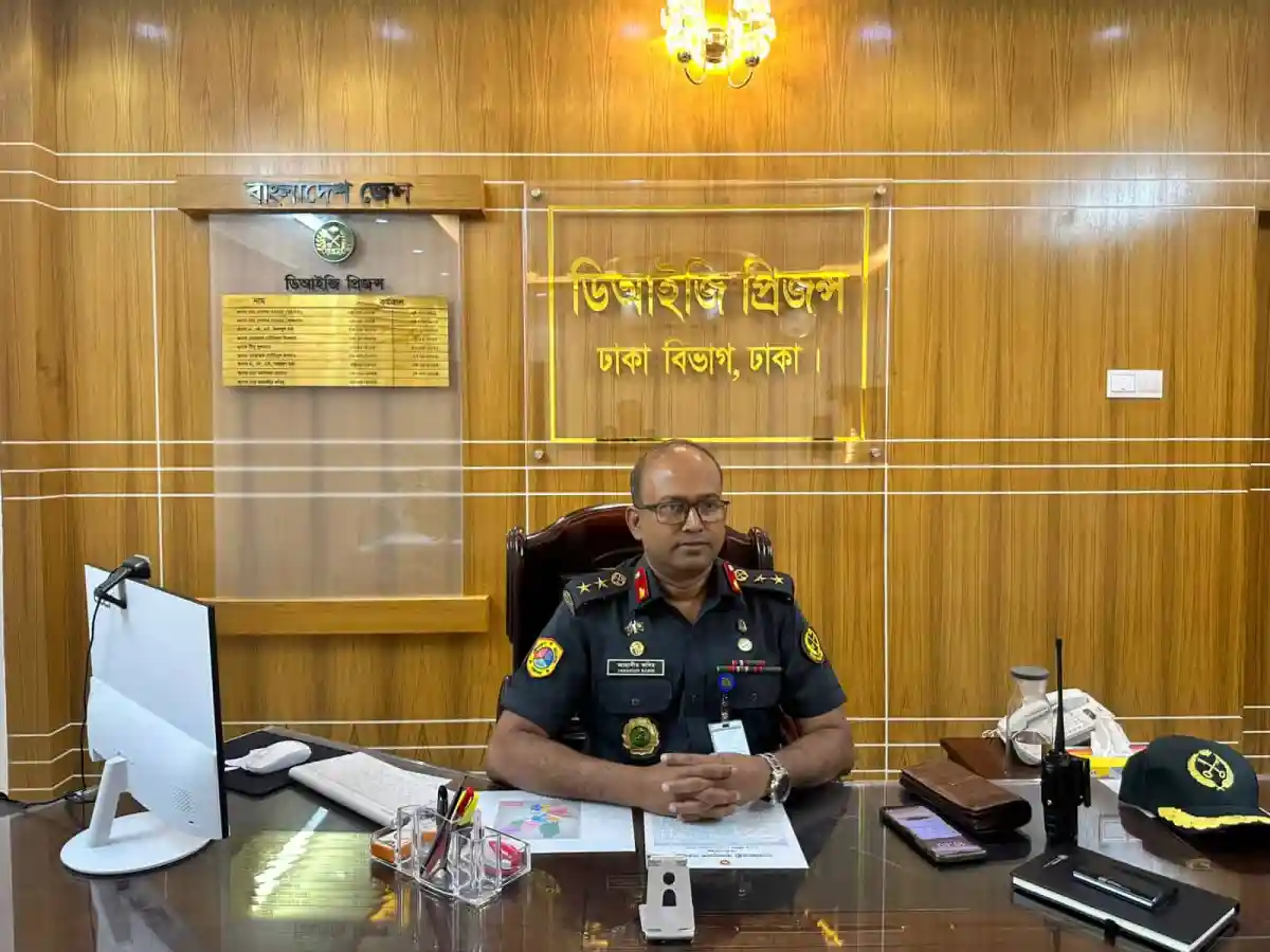 বাংলাদেশ পুলিশ মহাপরিদর্শক মো. জাহাঙ্গীর কবিরের ছবি, অফিসে বসে আছেন. Channel i News - চ্যানেল আই নিউজ