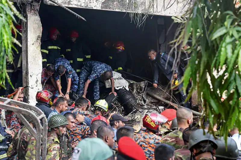 দুর্ঘটনা স্থান থেকে উদ্ধারকারীরা উদ্ধার কাজ চালাচ্ছে. Channel i News - চ্যানেল আই নিউজ