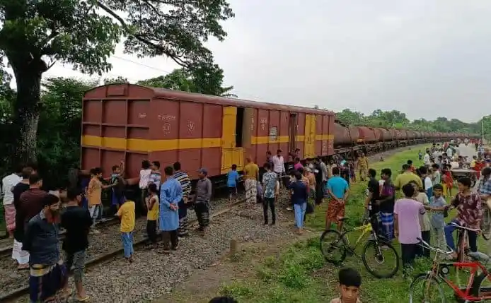 খুলনায় তেলবাহী ট্রেনের বগি লাইনচ্যুত, হাজারো মানুষ দেখছে. Channel i News - চ্যানেল আই নিউজ