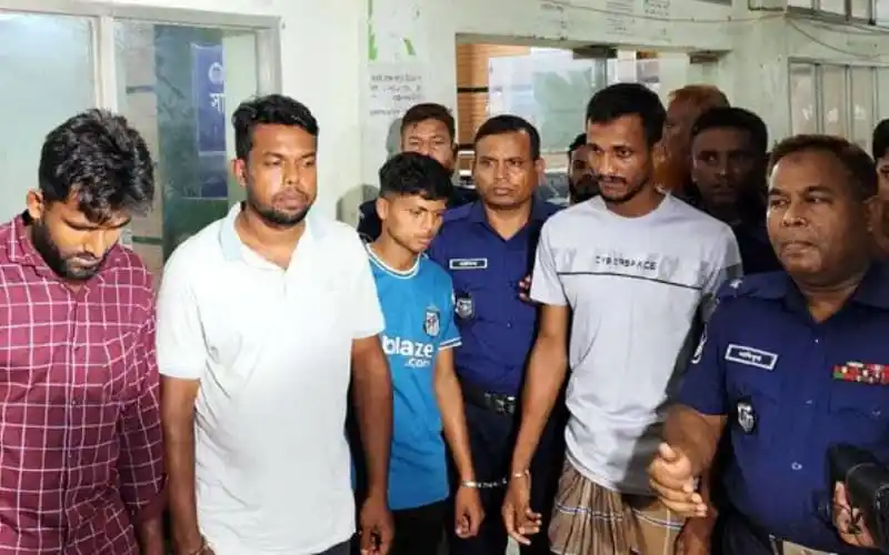 কুমিল্লায় অভিযুক্তদের রিমান্ডের জন্য আদালতের সামনে উপস্থিতি. Channel i News - চ্যানেল আই নিউজ