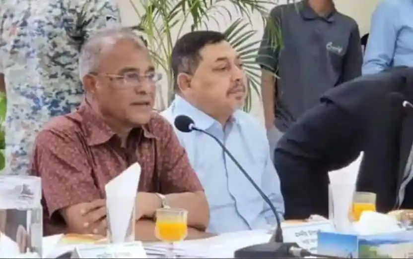 স্বরাষ্ট্র উপদেষ্টার সঙ্গে আলোচনা করছেন দুই ব্যক্তি. Channel i News - চ্যানেল আই নিউজ