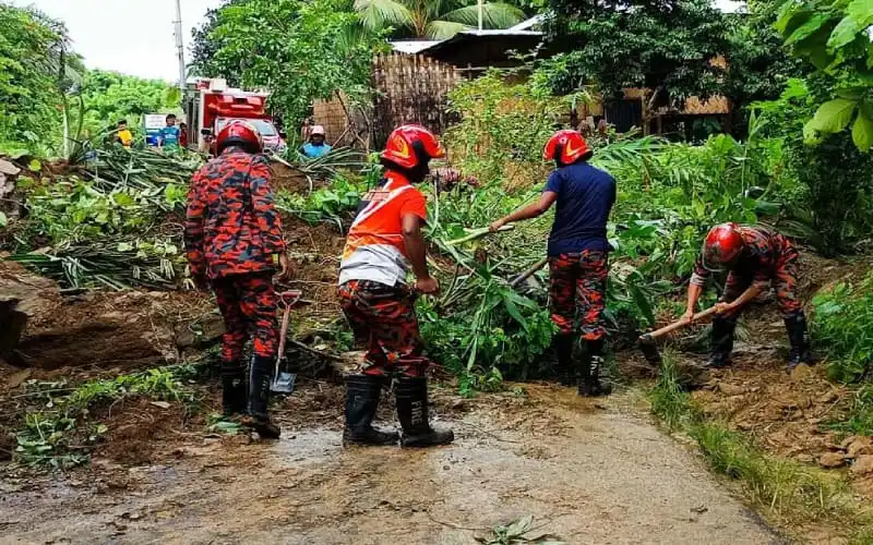 পাহাড় ধসে বন্ধ সাজেকে উদ্ধার কাজ চালাচ্ছেন উদ্ধারকর্মীরা. Channel i News - চ্যানেল আই নিউজ