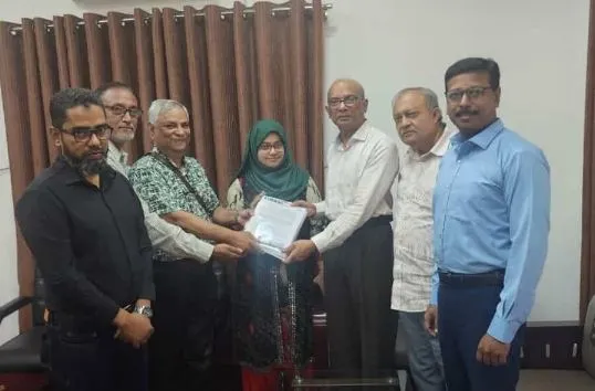 গুম তদন্ত সংক্রান্ত বৈঠকে কর্মকর্তাদের মধ্যে চুক্তিপত্র হস্তান্তর. Channel i News - চ্যানেল আই নিউজ