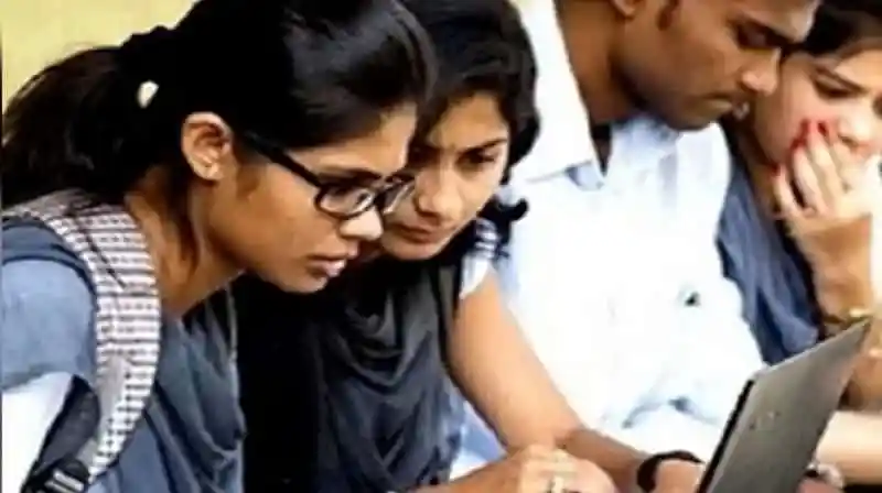 শিক্ষার্থীরা অনলাইনে ভর্তি আবেদন প্রক্রিয়া দেখছেন. Channel i News - চ্যানেল আই নিউজ