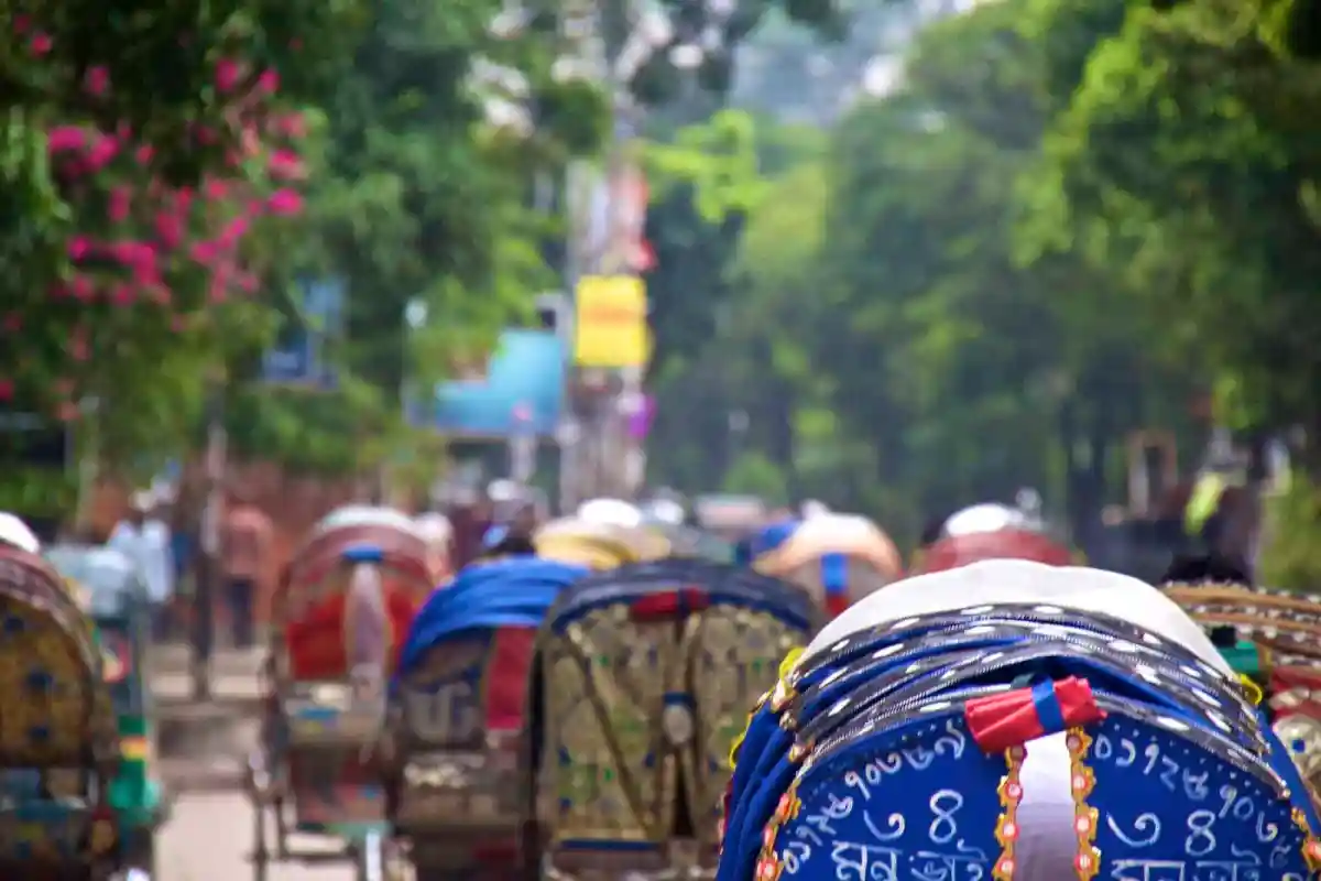 ঢাকায় রিকশা ও অটোবাইক চলাচল, গাছের ছায়ায় শহর. Channel i News - চ্যানেল আই নিউজ