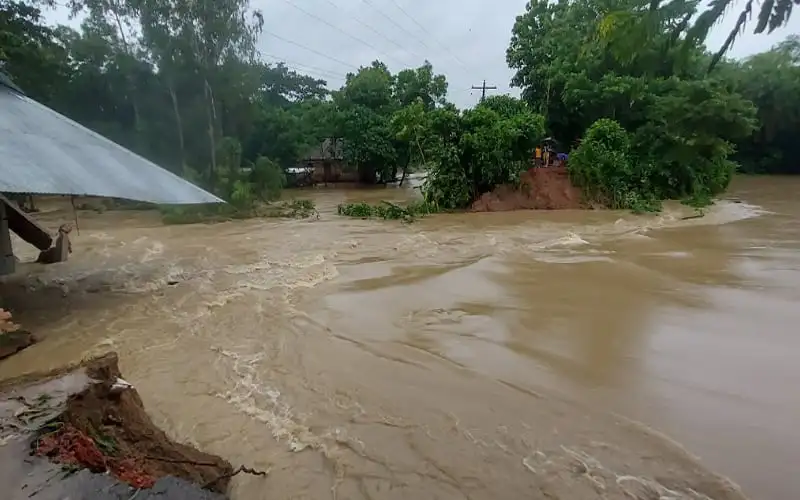 ফেনীতে বন্যা পরিস্থিতিতে প্লাবিত গ্রাম ও নদীর পানি. Channel i News - চ্যানেল আই নিউজ