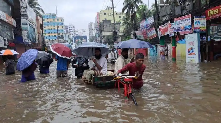 ফেনীতে প্রবল বর্ষণে জলাবদ্ধতা, মানুষ ও যানবাহন পানিতে ডুবে গেছে. Channel i News - চ্যানেল আই নিউজ