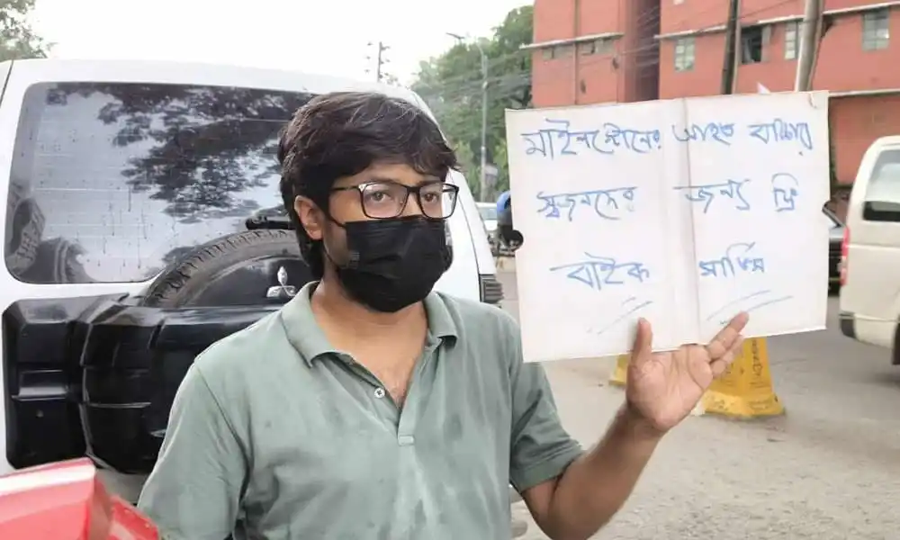 আহতদের স্বজনদের জন্য মানবিক উদ্যোগে একজন তরুণ ব্যক্তি. Channel i News - চ্যানেল আই নিউজ