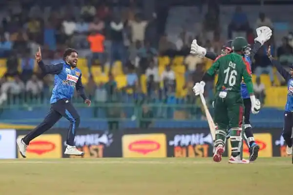 শ্রীলঙ্কার ক্রিকেটাররা জয়ের উল্লাসে মাঠে আনন্দ উদযাপন করছে. Channel i News - চ্যানেল আই নিউজ