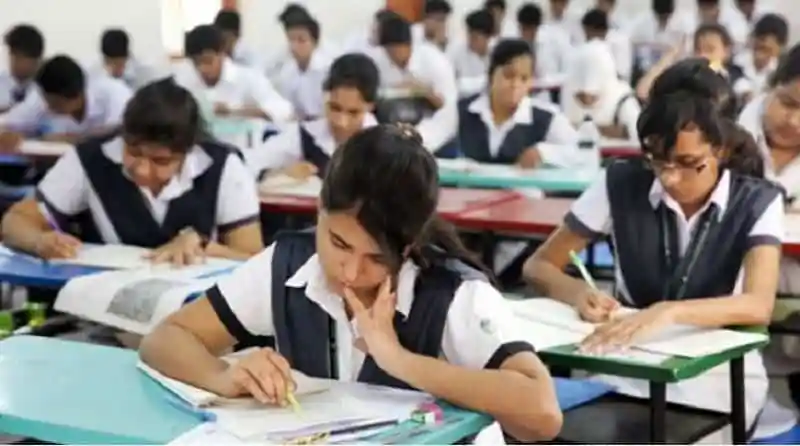 বাংলাদেশের স্কুলে ছাত্রীরা পরীক্ষা দিচ্ছে, শিক্ষার্থীদের প্রস্তুতি ও মনোযোগ. Channel i News - চ্যানেল আই নিউজ