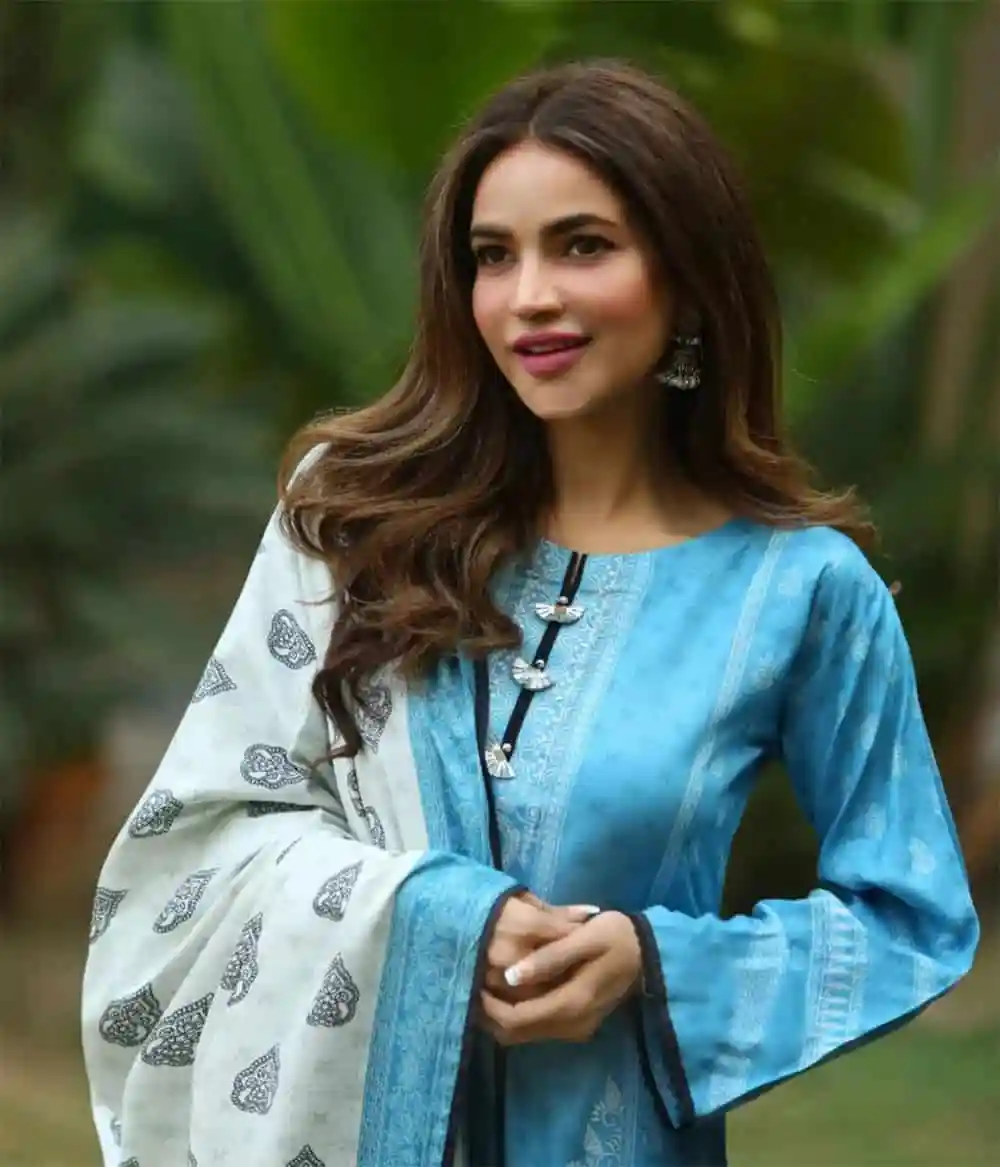 প্রকৃতি পেছনে একা নারী, সুন্দর পোশাক পরা, হাসি মুখ. Channel i News - চ্যানেল আই নিউজ