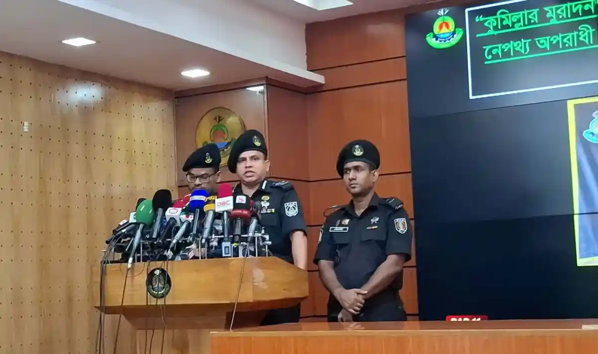 র্যাবের দুই কর্মকর্তা সংবাদ সম্মেলনে বক্তব্য দিচ্ছেন. Channel i News - চ্যানেল আই নিউজ