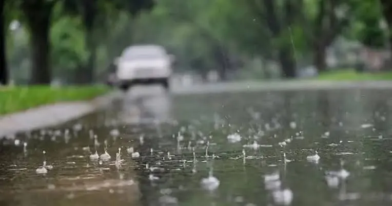 বৃষ্টির কারণে সড়কে জল জমে গেছে, যানবাহন চলাচল ব্যাহত. Channel i News - চ্যানেল আই নিউজ