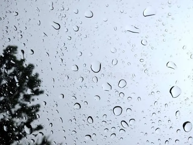 বৃষ্টির ফোঁটা দিয়ে ঢাকা জানালা, আকাশ মেঘলা. Channel i News - চ্যানেল আই নিউজ
