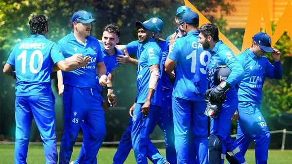 ইতালি ক্রিকেট দলের খেলোয়াড়রা মাঠে জয়ের উল্লাসে মেতে উঠেছে. Channel i News - চ্যানেল আই নিউজ