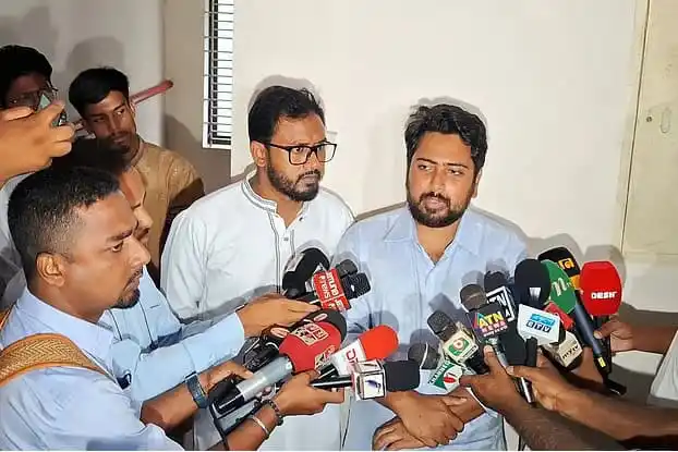 নাহিদ সাংবাদিকদের প্রশ্নের উত্তর দিচ্ছেন, মিডিয়া প্রতিনিধিরা তার সঙ্গে কথা বলছে. Channel i News - চ্যানেল আই নিউজ