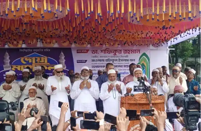 জনপ্রিয় ধর্মীয় নেতা ও বক্তারা সমাবেশে অংশগ্রহণ করছেন।. Channel i News - চ্যানেল আই নিউজ