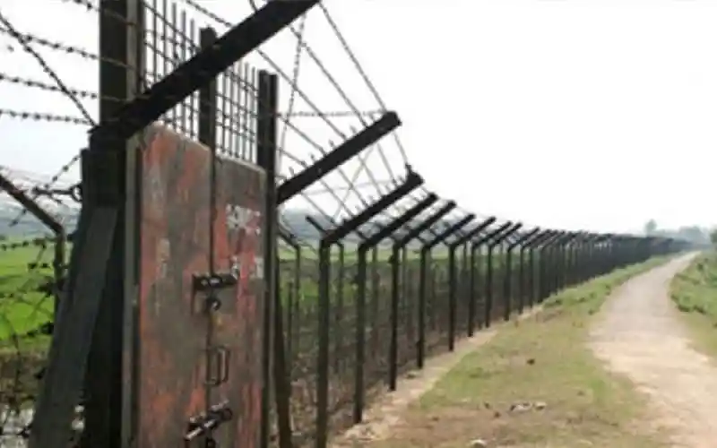 বাংলাদেশ-ভারত সীমান্তের বেড়া ও কাঁটাতার. Channel i News - চ্যানেল আই নিউজ