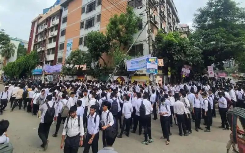 ঢাকা সিটি কলেজের শিক্ষার্থীদের আন্দোলন, ছাত্ররা রাস্তায় অবস্থান করছে।. Channel i News - চ্যানেল আই নিউজ