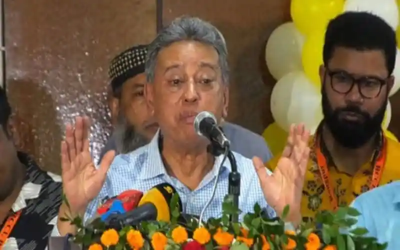 আমীর খসরু বক্তৃতা দিচ্ছেন, পেছনে সাংবাদিক ও সমর্থকরা. Channel i News - চ্যানেল আই নিউজ