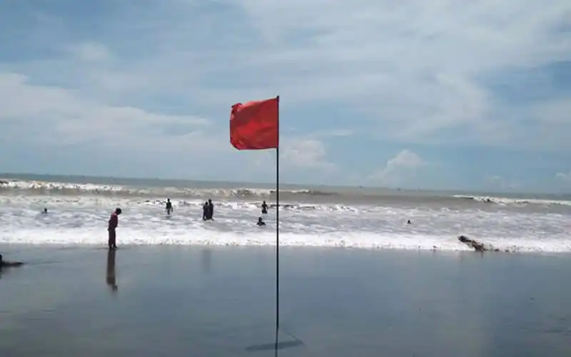 বেঙ্গল সমুদ্র সৈকত, ঝড়ের পূর্বাভাসের জন্য সতর্ক পতাকা উড়ছে. Channel i News - চ্যানেল আই নিউজ