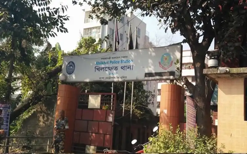 ঢাকার পুলিশ স্টেশনের প্রবেশদ্বার, গাছের ছায়ায় ঢাকা. Channel i News - চ্যানেল আই নিউজ