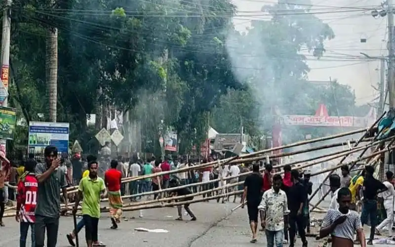 গোপালগঞ্জে সংঘর্ষের সময় জনতার ভিড় ও ধোঁয়া. Channel i News - চ্যানেল আই নিউজ