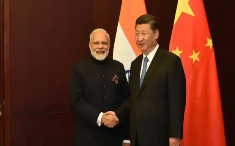 ভারত ও চীনের নেতারা সাক্ষাৎ করছেন, দুই দেশের পতাকা পেছনে. Channel i News - চ্যানেল আই নিউজ