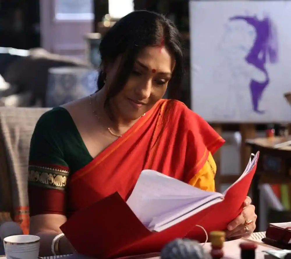 অফিসে কাজের জন্য প্রস্তুত নারী, বই পড়ছেন, পছন্দের পোশাক পরেছেন. Channel i News - চ্যানেল আই নিউজ