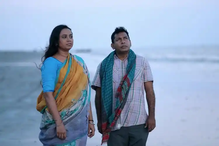 দ্বীপে মোশাররফ ও জুঁই সমুদ্রের পাশে হাঁটছেন. Channel i News - চ্যানেল আই নিউজ
