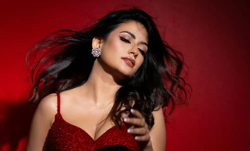 একজন মহিলার সুন্দর ছবি, লাল পোশাক ও ঝলমলে চুলের সাথে. Channel i News - চ্যানেল আই নিউজ