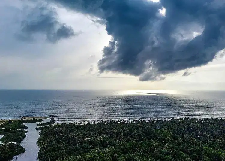 বেঙ্গল সমুদ্রের সুন্দর দৃশ্য, আকাশে মেঘের ছায়া. Channel i News - চ্যানেল আই নিউজ