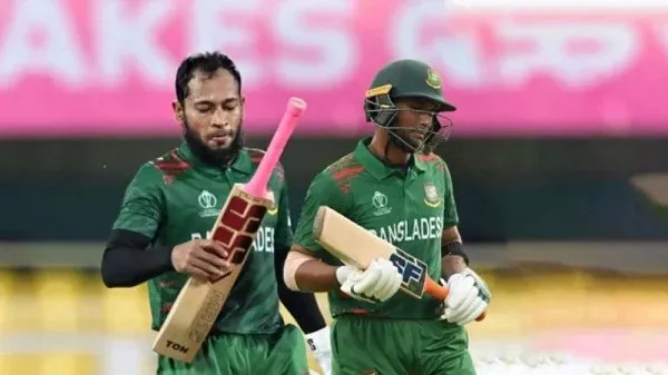 বাংলাদেশ ক্রিকেটাররা মাঠে প্রস্তুত, খেলোয়াড়রা ব্যাট ও গ্লাভস হাতে. Channel i News - চ্যানেল আই নিউজ