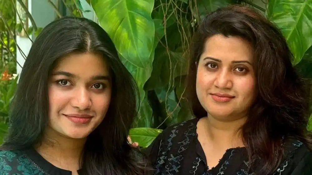 ন্যান্সির সঙ্গে তার মেয়ে, উভয়ই হাসিমুখে ছবি তুলেছেন. Channel i News - চ্যানেল আই নিউজ