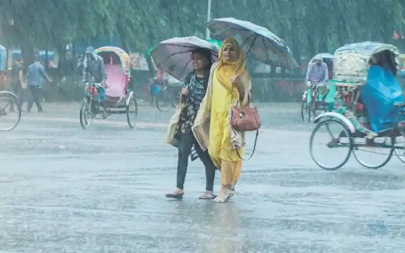 বৃষ্টির মধ্যে রাস্তায় হাঁটছেন মানুষ ও রিকশা চালকরা. Channel i News - চ্যানেল আই নিউজ