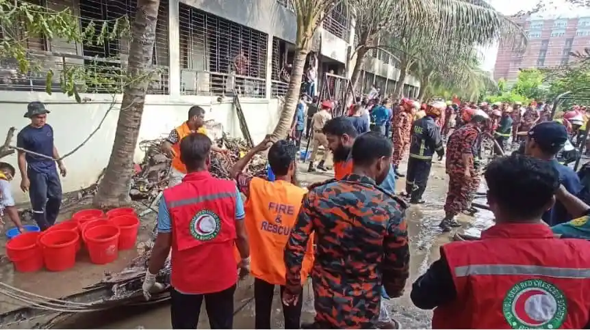 বিমান দুর্ঘটনায় উদ্ধারকর্মীরা উদ্ধার কাজ চালাচ্ছে, রেড ক্রিসেন্টের সদস্যরা উপস্থিত. Channel i News - চ্যানেল আই নিউজ