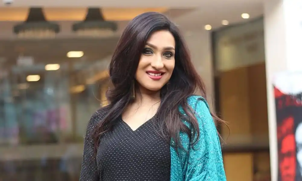 সৌন্দর্যবতী নারী হাসিমুখে ক্যামেরার দিকে তাকাচ্ছেন. Channel i News - চ্যানেল আই নিউজ