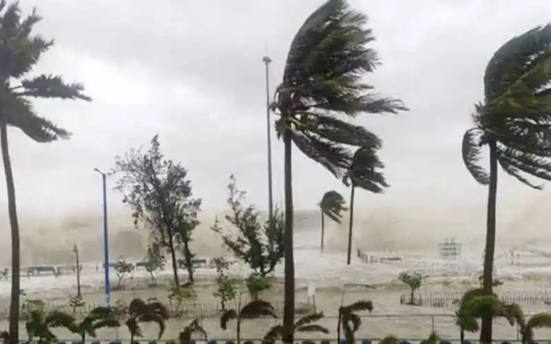 উচ্চ ঝড়ের কারণে বাতাসে দোল খাচ্ছে গাছপালা ও লাইট পোস্ট. Channel i News - চ্যানেল আই নিউজ