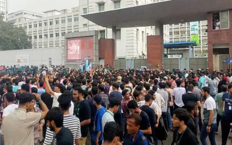 শিক্ষার্থীরা গেট ভেঙে সচিবালয়ে প্রবেশের চেষ্টা করছে. Channel i News - চ্যানেল আই নিউজ